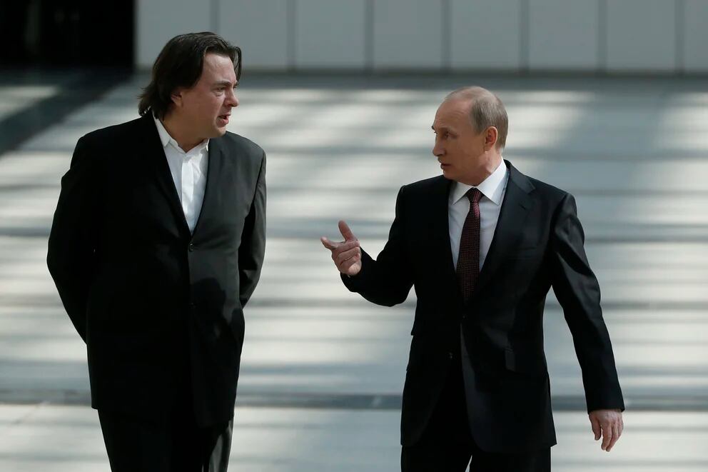 Vladimir Putin (d) y Konstantin Ernst (i), en una imagen de archivo. EPA/YURI KOCHETKOV
