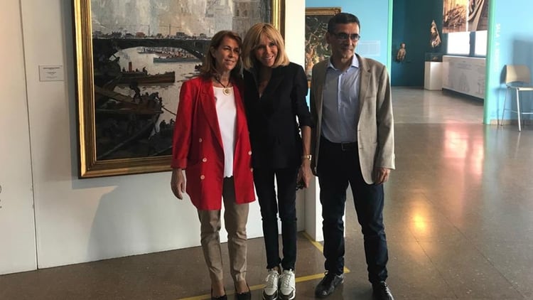 Brigitte deportiva, en zapatillas visitó el Museo Quinquela Martín en La Boca. Ella es una amante verdadera del arte pictórico.