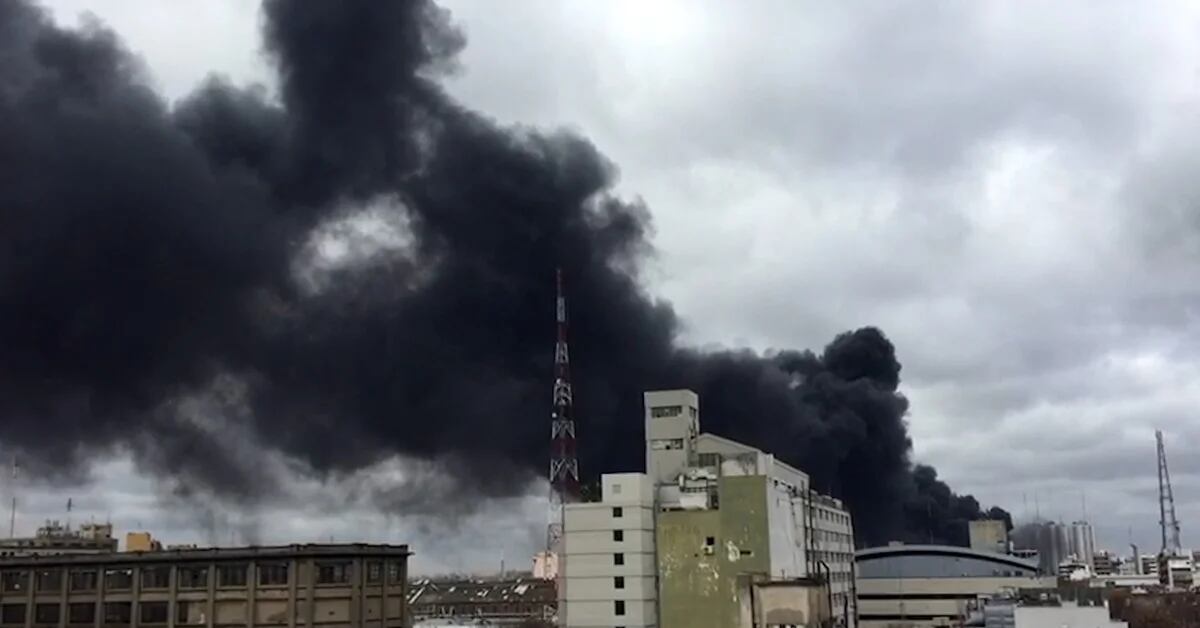 Impactante incendio en Dock Sud: als menos 30 trabjadores rescatados and tres fibrisas destruidos