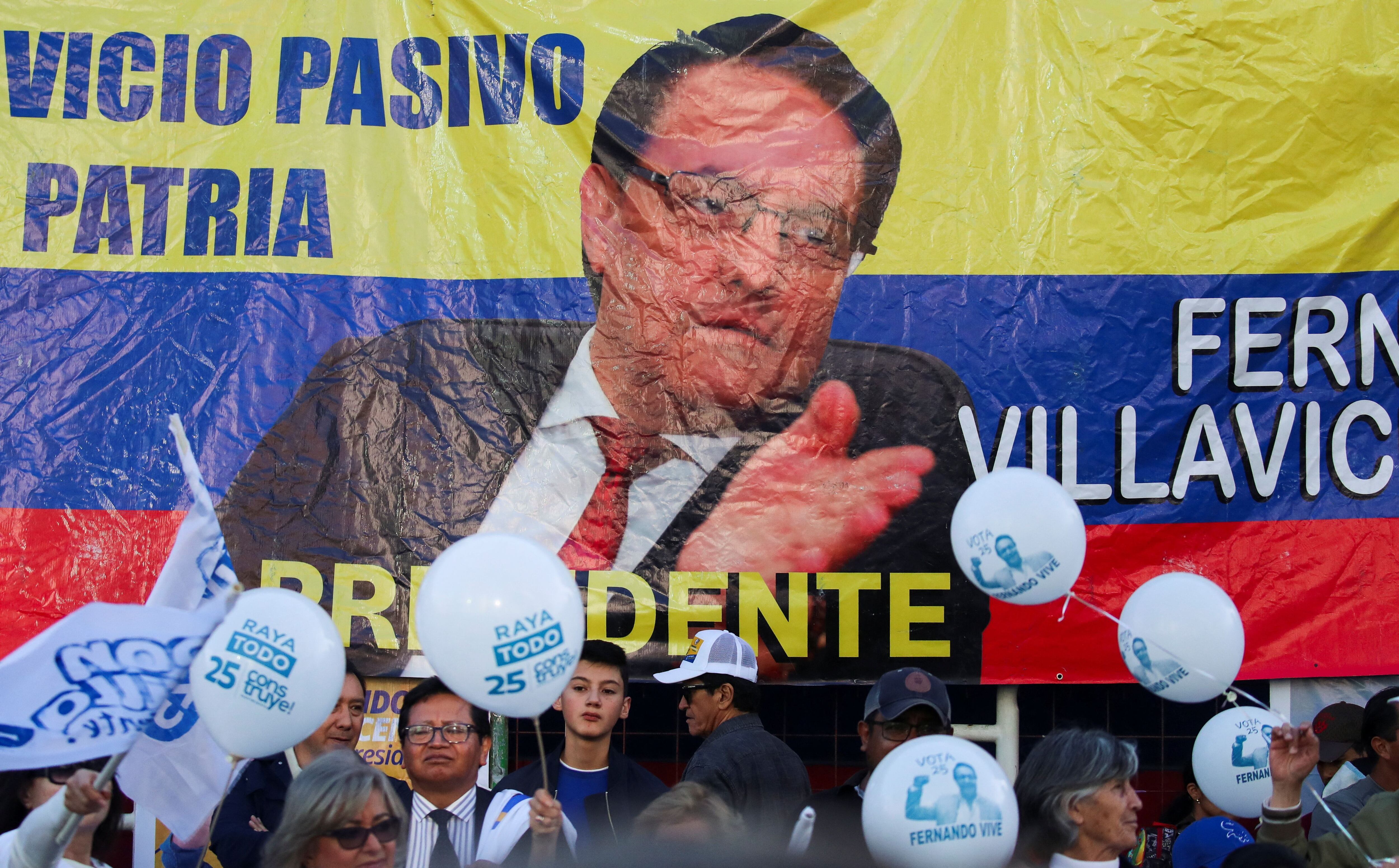 Un grupo de personas posa delante de una pancarta con la foto del candidato presidencial asesinado Fernando Villavicencio el día del mitin de cierre de campaña del candidato presidencial ecuatoriano Christian Zurita (REUTERS/Henry Romero)