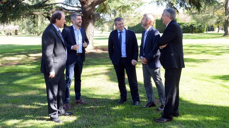 Ernesto Sanz, Marcos Peña, Emilio Monzó, Rogelio FRigerio y Gerardo Morales en la quinta de Olivos: sonrisas para la foto. (Presidencia de la Nación)