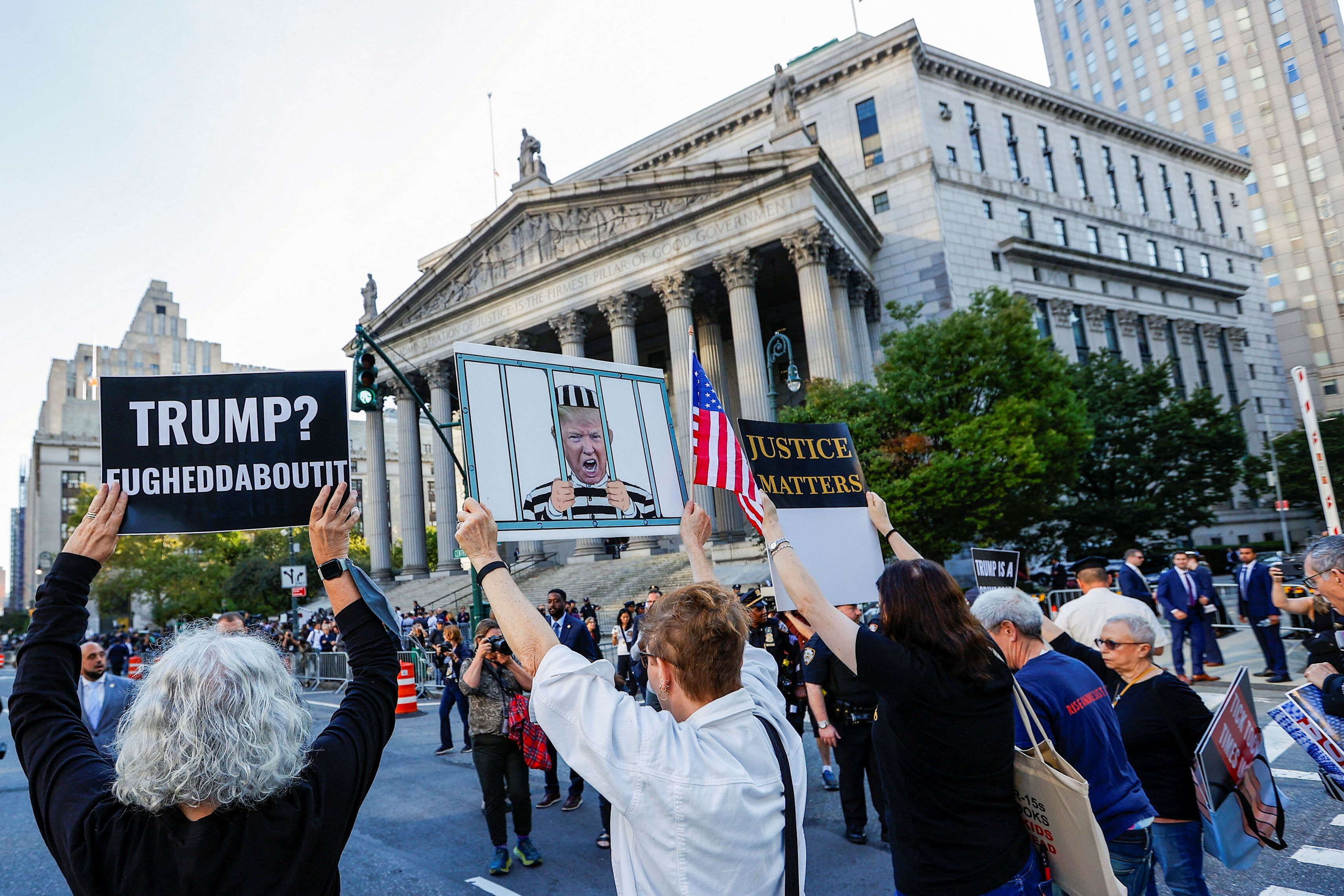 Manifestantes piden condenar a Trump en el inicio del juicio (Reuters)