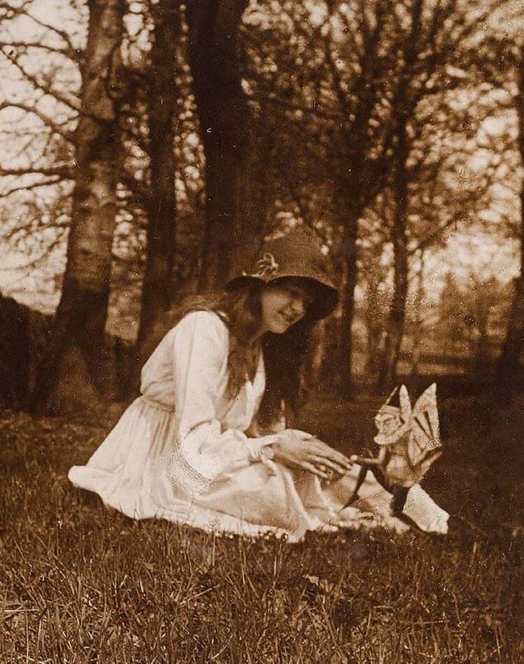 “Iris y el gnomo”, con Elsie Wright y sacada por Frances Griffiths en septiembre de 1917