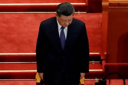  El presidente chino, Xi Jinping, observa un minuto de silencio para las víctimas de la enfermedad por coronavirus (COVID-19) en la sesión de apertura de la Conferencia Consultiva Política del Pueblo Chino (CPPCC) en el Gran Salón del Pueblo en Beijing, China, el 21 de mayo 2020. (REUTERS / Carlos Garcia Rawlins)