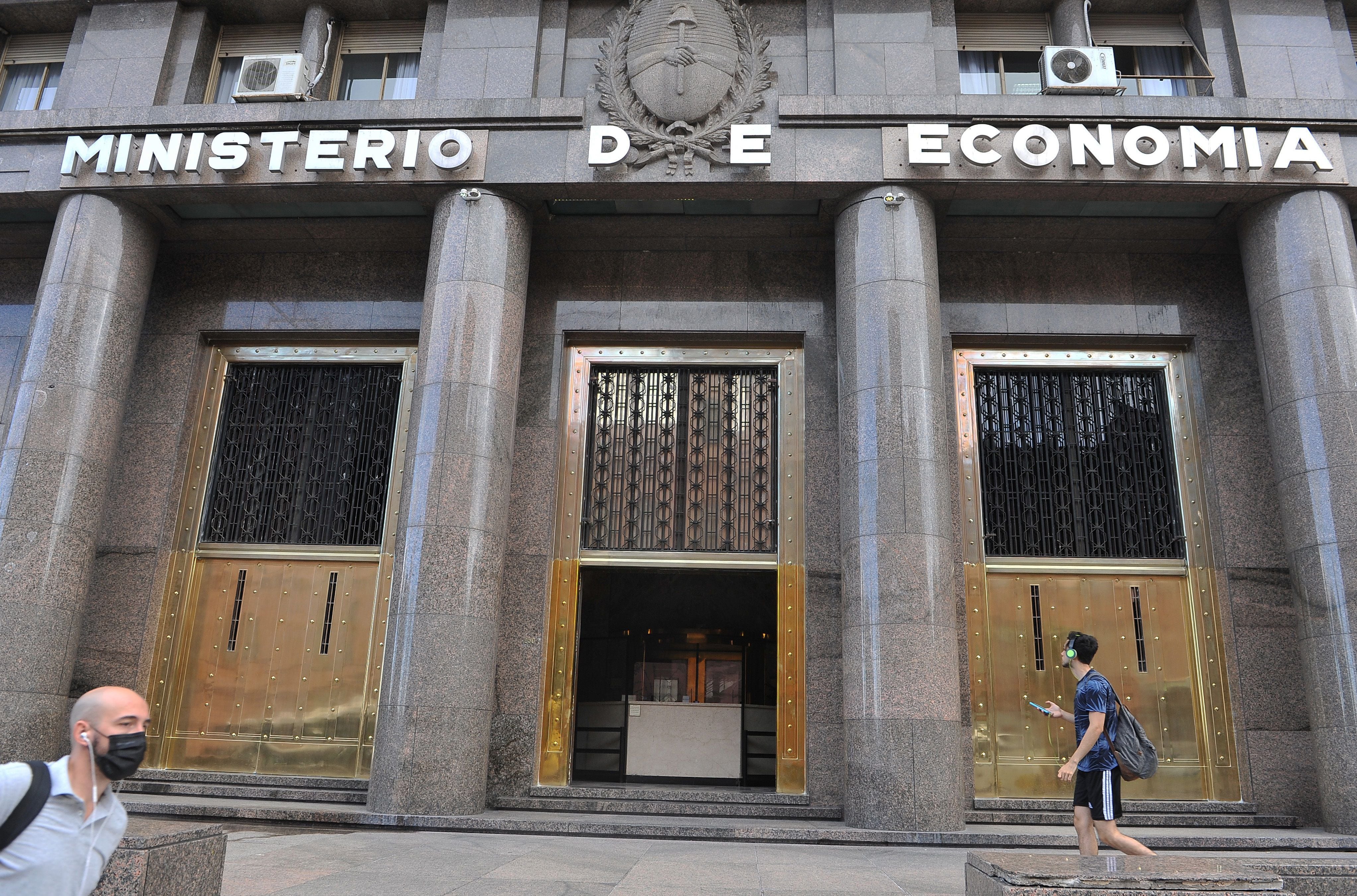 Fotografía de archivo en la que se registró la entrada principal de la Sede del Ministerio de Economía de Argentina, en Buenos Aires (Argentina). EFE/Enrique García
