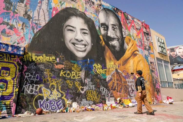 Un mural en Los Ángeles homenajea a Kobe Bryant y su hija Gianna, de 13 años (REUTERS)