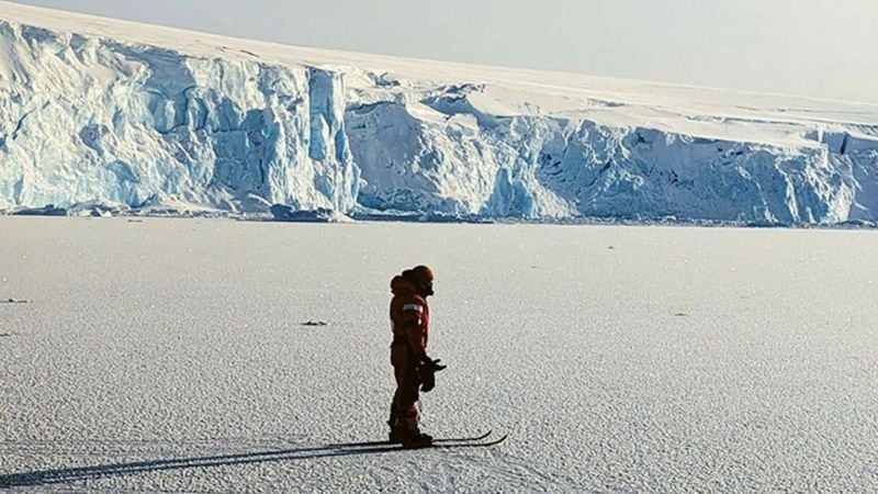 Científicos recorren la Antártida sobre esquíes midiendo la extensión y profundidad del hielo (OMM)