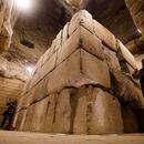 Turistas toman fotos en la cámara funeraria y el sarcófago del rey Djoser dentro de la pirámide escalonada de Saqqara, al sur de El Cairo, Egipto, 5 marzo 2020. REUTERS/Mohamed Abd El Ghany