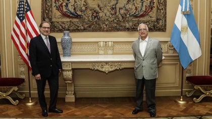 El embajador argentino en Estados Unidos, Jorge Argüello, junto al representante diplomático norteamericano en Buenos Aires, Edward Prado
