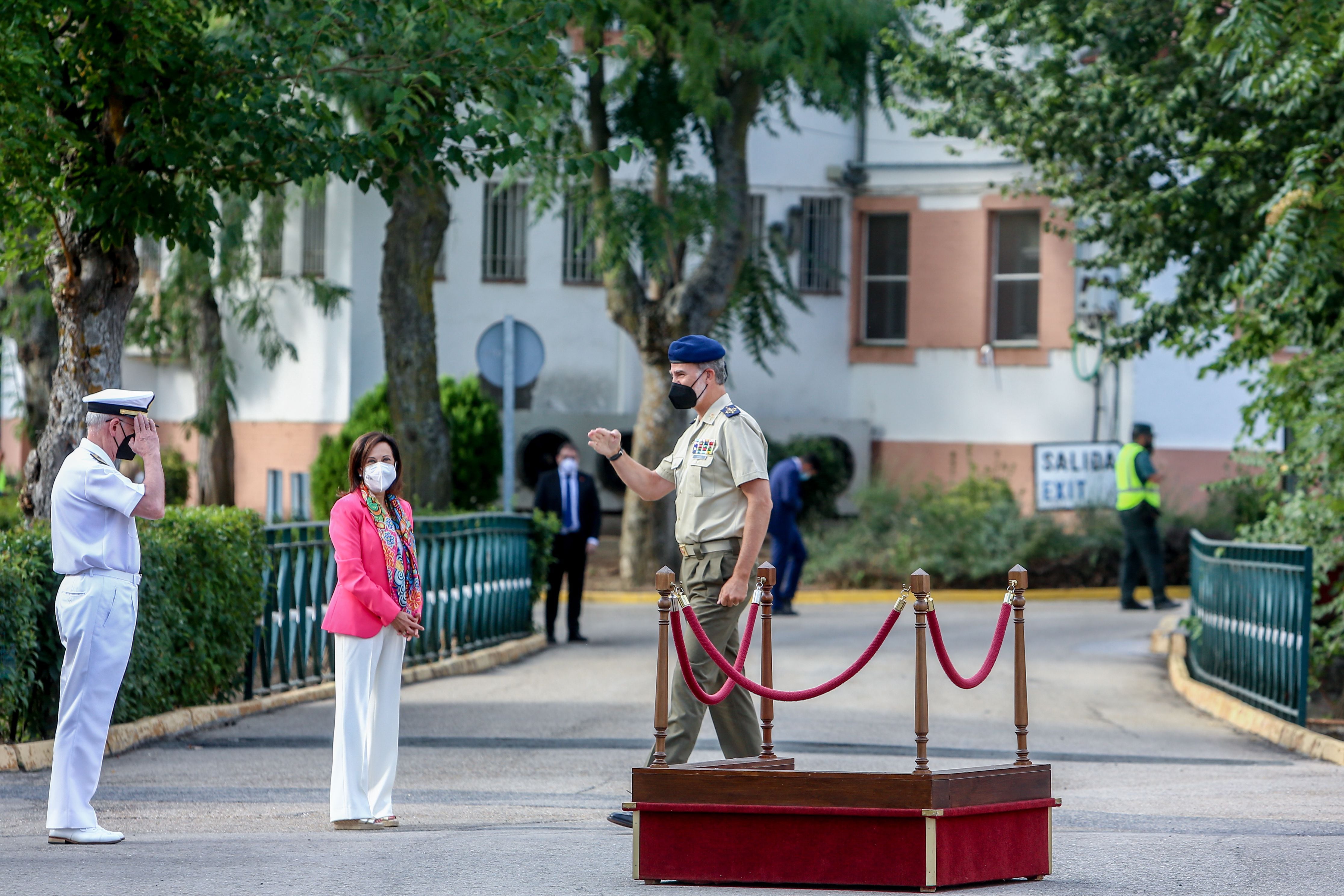 09-09-2021 El Rey Felipe VI, saluda a la ministra de Defensa, Margarita Robles, a su llegada al mando de operaciones (MOPS), en la base de Retamares de Pozuelo de Alarcón, a 9 de septiembre de 2021, en Madrid (España). El objetivo de la visita es conocer el Mando de Operaciones como órgano responsable del planeamiento operativo, la conducción y el seguimiento de las operaciones militares y las misiones que se encuentran activas actualmente. Otra de las funciones, es asesorar al Jefe de Estado Mayor de la Defensa en la conducción estratégica de las operaciones.POLITICA Ricardo Rubio - Europa Press