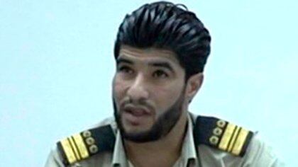 Abd al Rahman al Milad, "Bija", con su uniforme de la Guardia Costera