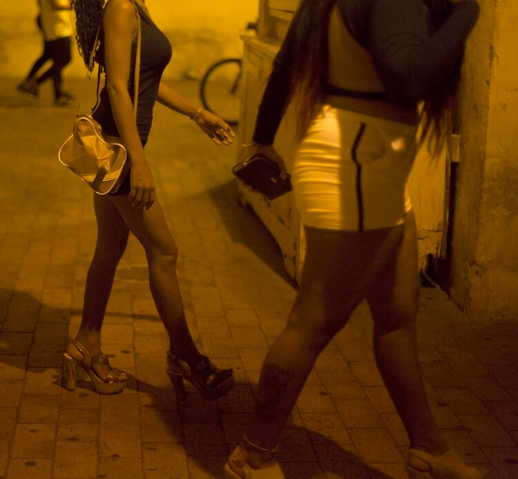 Muchas venezolanas se han visto atrapadas en el llamado “sexo por supervivencia”, las más de las veces coaccionadas o porque no han encontrado una vía mejor para mantener a sus familias. EFE/Ricardo Maldonado Rozo