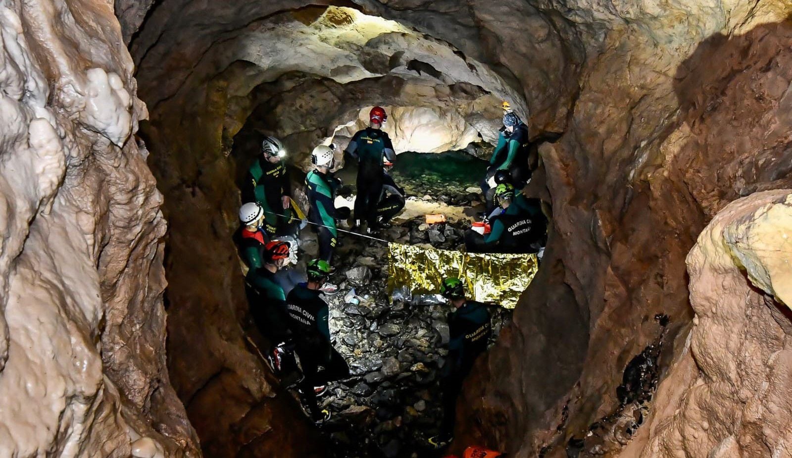 El nuevo equipo, entrenando en una gruta subterránea
