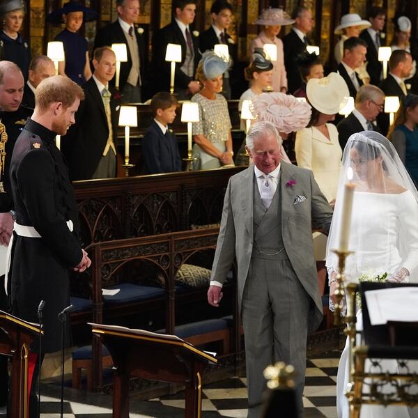 El príncipe Carlos entregando a la novia Meghan Markle a su hijo, el príncipe Harry. El novio le dijo: “Estás espectacular”.
