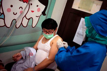 Un trabajador médico inyecta la vacuna Covid-19 de Sinovac Biotech Ltd. contra el coronavirus a un voluntario en Bandung, Java Occidental, Indonesia. El régimen quiere imponer su "diplomacia de las vacunas" para influir en esos países (EFE)
