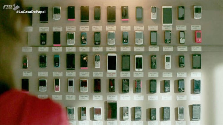 La antigüedad de los celulares de los rehenes inquietó a los espectadores, que criticaron en redes sociales que muchos de los teléfonos que aparecían en el plano tenían al menos diez años de vida (Foto: “La casa de papel”/ A Tres Media)