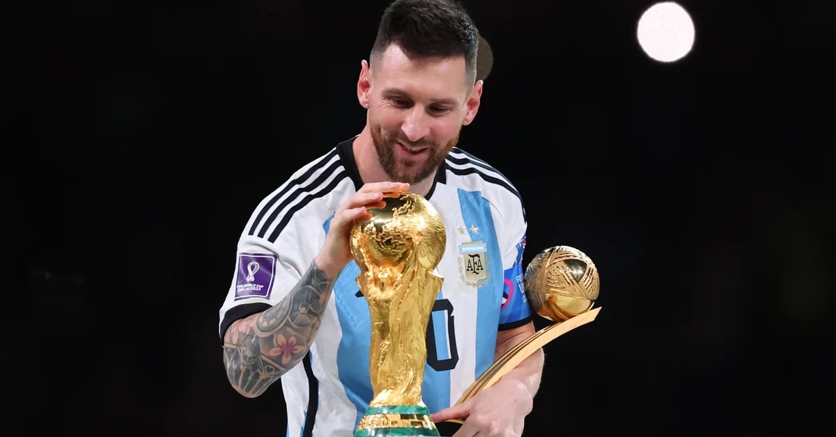 When does Lionel Messi plan to travel to Argentina to play for the national team?