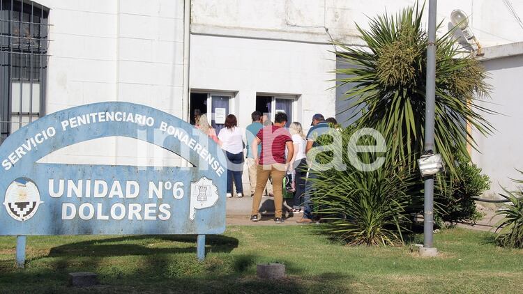 La visita: padres y familiares de los acusados en el penal de Dolores (Ezequiel Acuña)
