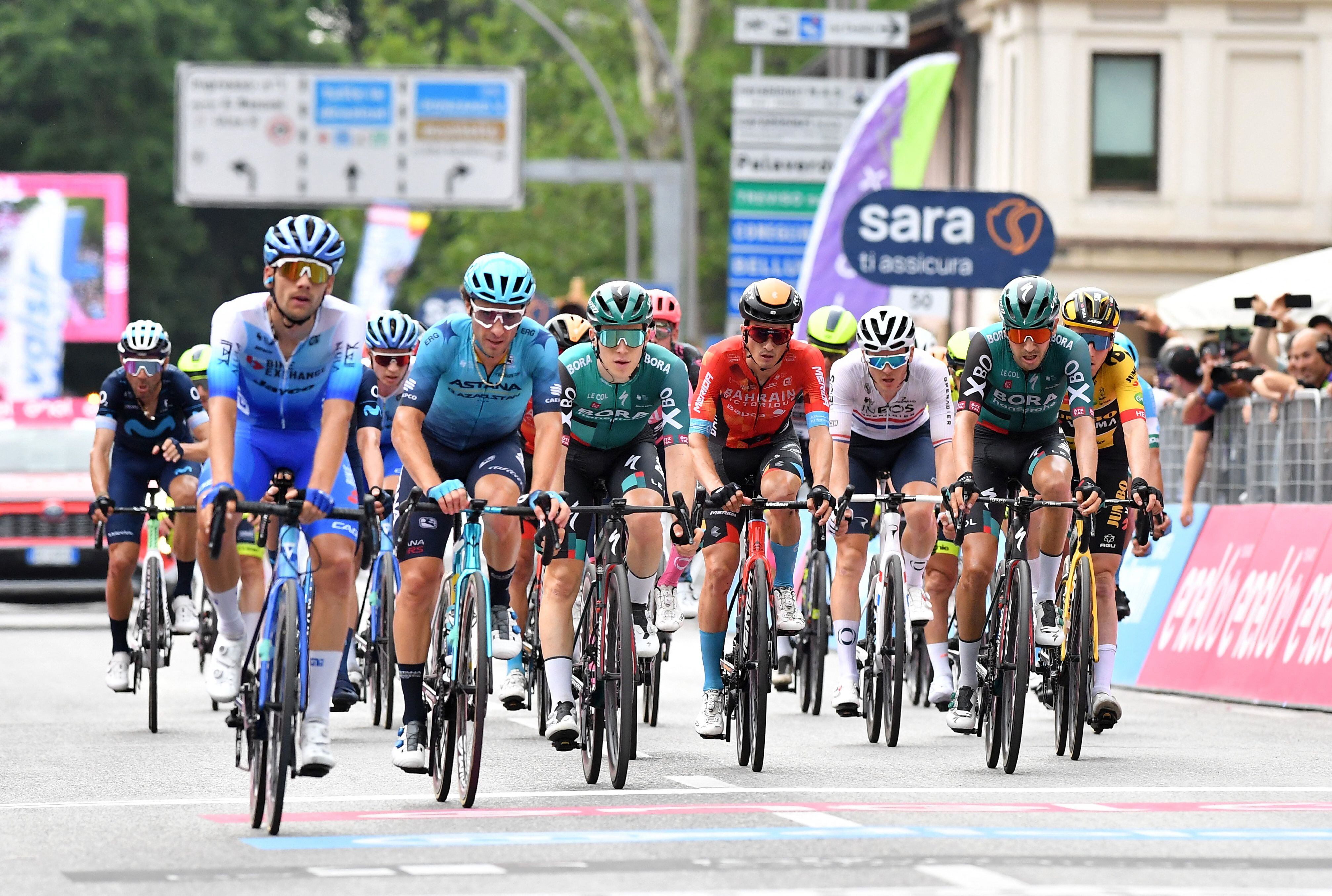 Ciclismo - Giro d'Italia - etapa 18 - Borgo Valsugana a Treviso, Italia - 26 de mayo de 2022 Vista general del pelotón cruzando la línea para terminar la etapa 18 REUTERS/Jennifer Lorenzini