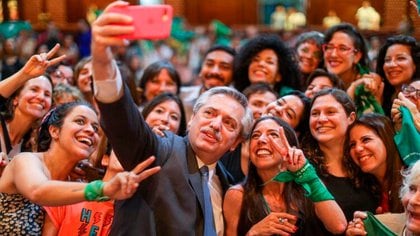 Alberto Fernández junto a militantes feministas 