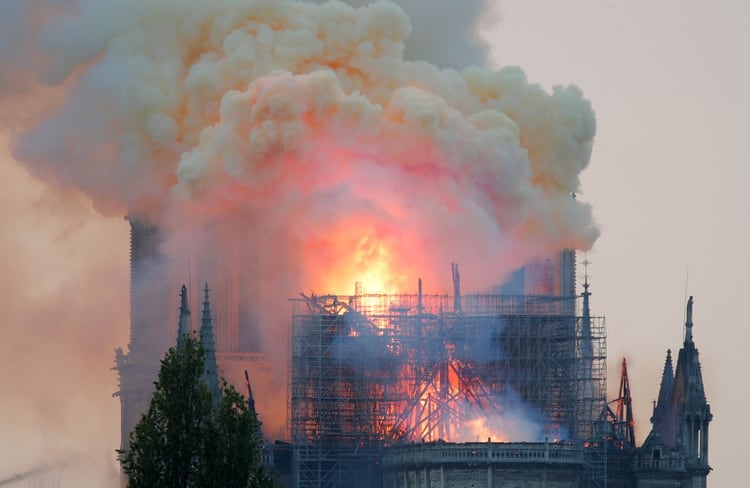 Así se veía la catedral cuando comenzó el voraz incendio (REUTERS/Charles Platiau)
