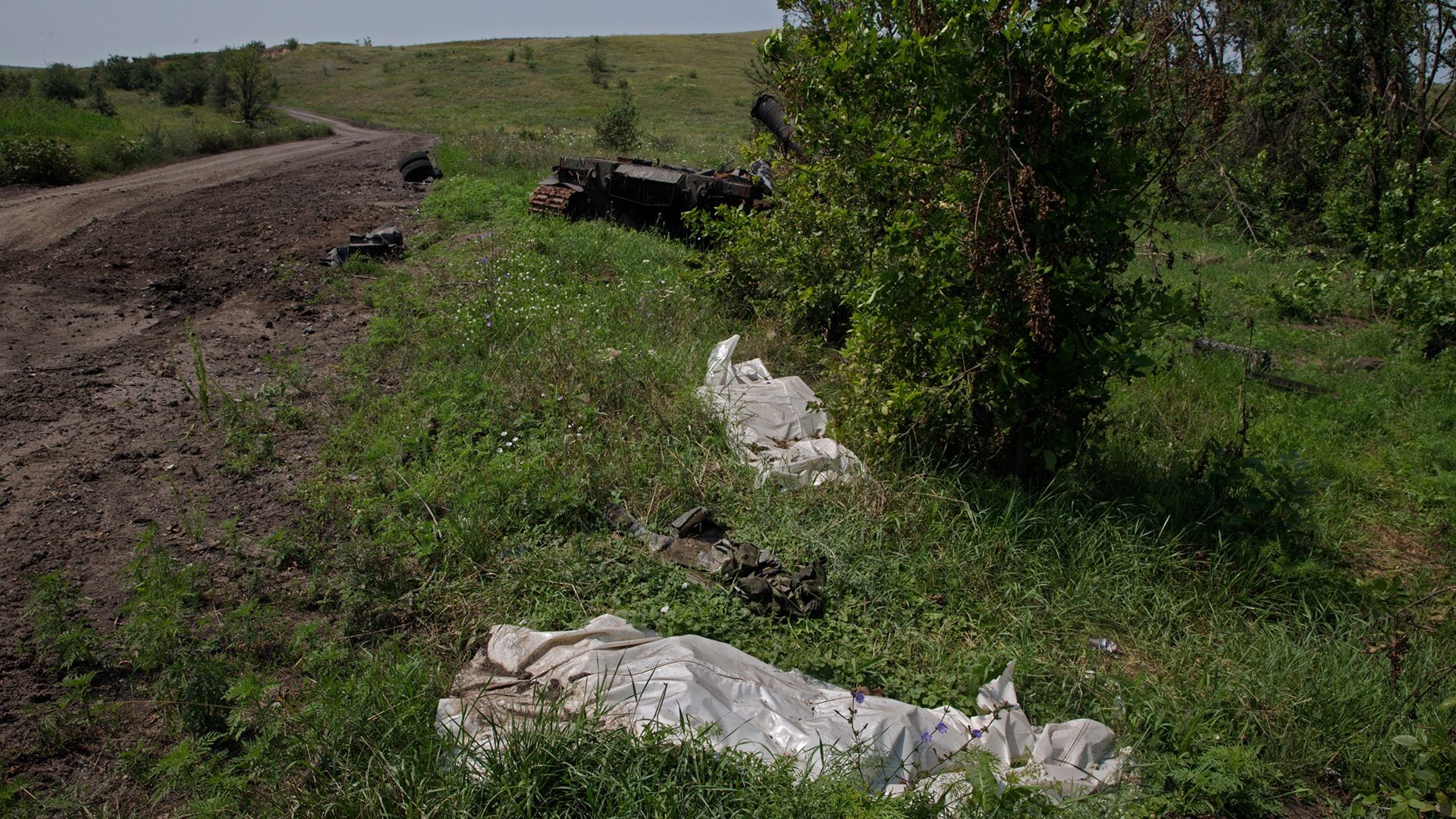 Los cadáveres de soldados rusos a las afueras de la localidad ucraniana de Makarivka el mes pasado. Algunos dijeron que los comandantes les habían ordenado dejar los cadáveres en el campo para que los hombres fueran considerados desaparecidos y el gobierno no tuviera que pagar indemnizaciones (Tyler Hicks/The New York Times)