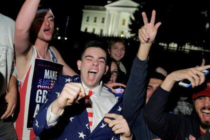 Militantes republicanos festejan frente a la Casa Blanca durante la asunción de Trump. Ahora tendrán que decidir si se quedan en el partido o si forman uno nuevo alrededor del ex presidente (REUTERS/Joshua Roberts.)