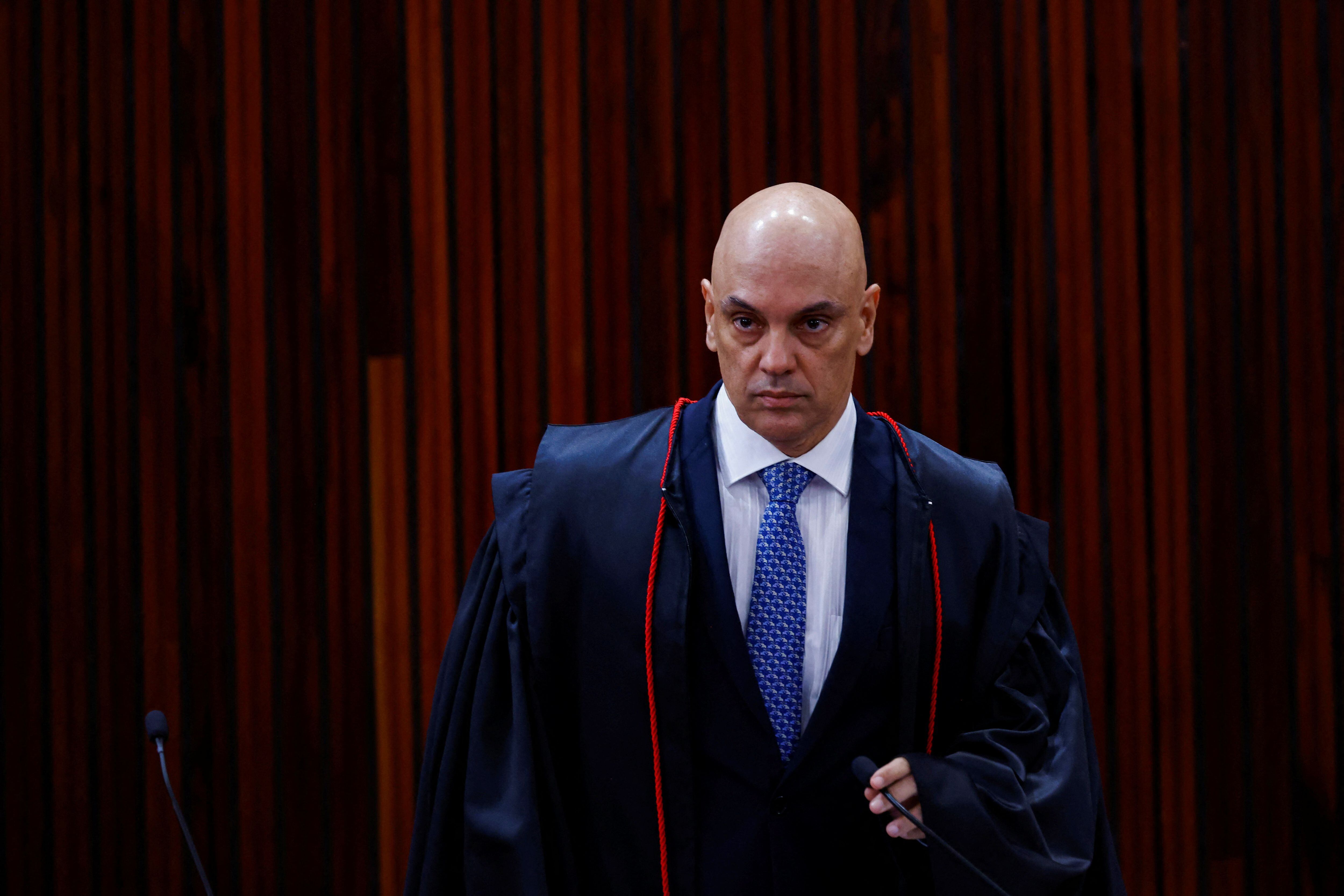 La decisión fue tomada por el magistrado Alexandre de Moraes y es extensible a la esposa del ex mandatario, Michelle Bolsonaro. (REUTERS)