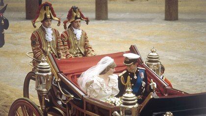 Lady Di y el príncipe Carlos el día de su boda (Shutterstock)