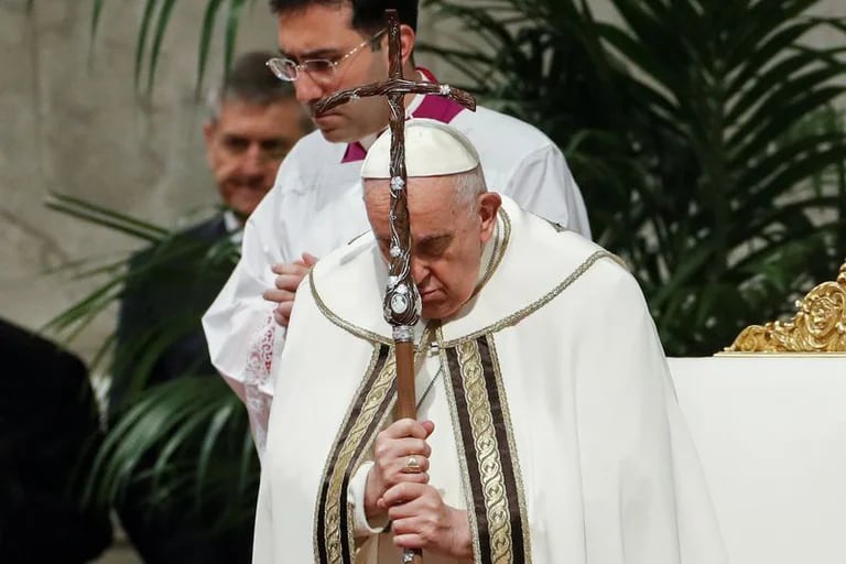 El papa Francisco presidió la Misa Crismal en la Basílica de San Pedro en el Vaticano este jueves