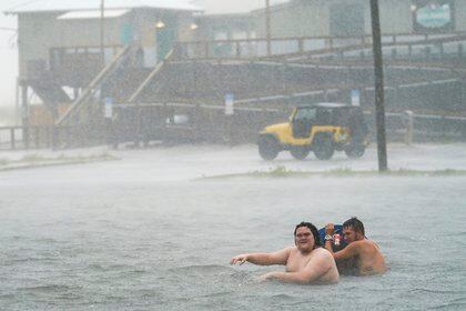 Un estacionamiento inundado en Pensacola Beach, Florida (AP)