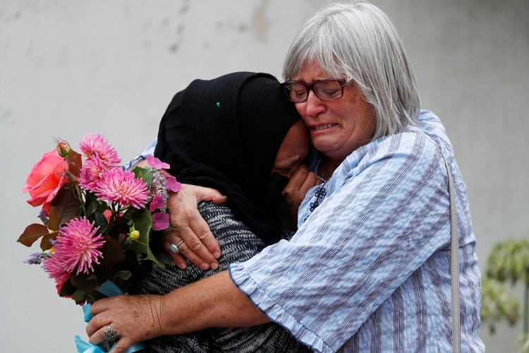 Dos mujeres se funden en un abrazo cerca la mezquita de Masjid Al Noor en Christchurch. (REUTERS/Jorge Silva)