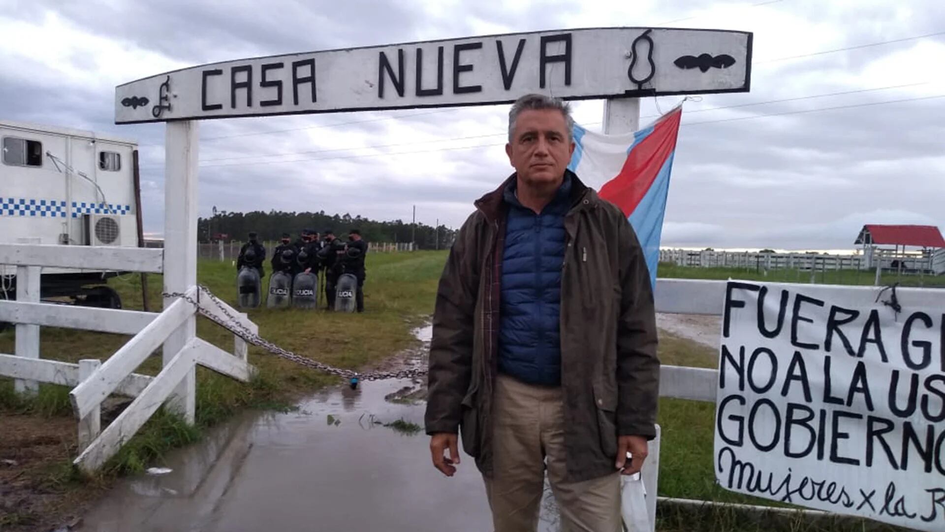 Luis Miguel Etchevehere, ayer en el ingreso de su campo (Foto: Infobae)