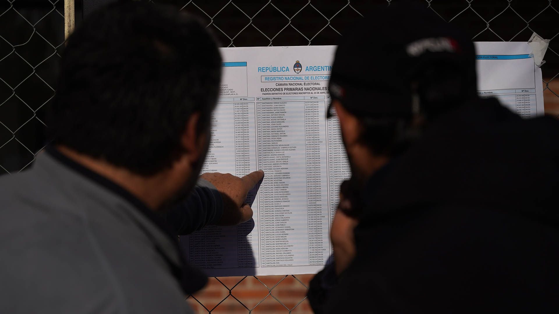 LAS PASO 2023 Elecciones 2023 - COLOR genéricas gente votando urnas boletas filas escuela