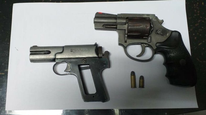 El revólver 32 corto y la pistola calibre 22 secuestradas durante la detención