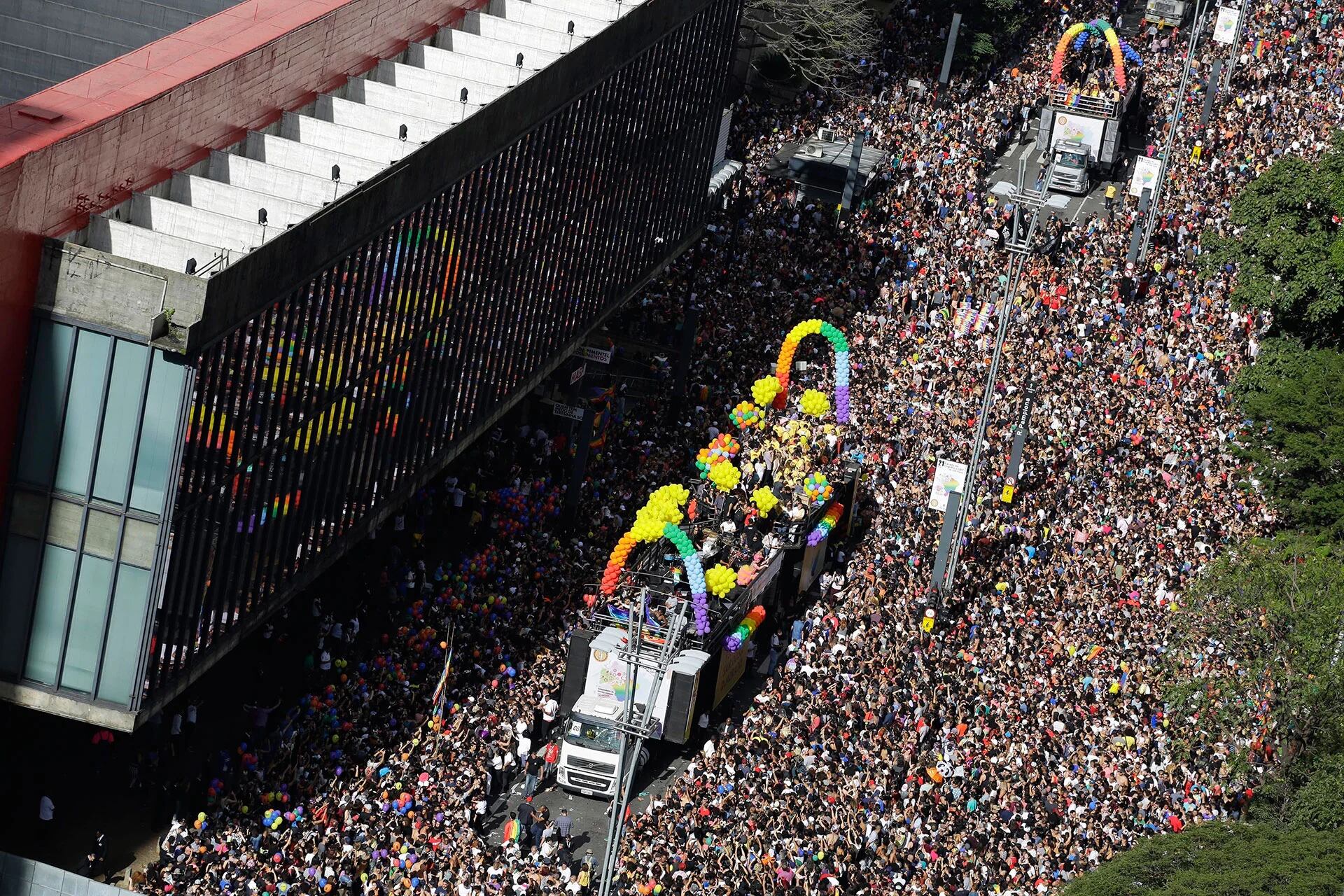 Millones de personas, se congregaron este domingo en las avenidas Paulista y Consolacao de San Pablo para exigir un verdadero estado laico en la tradicional marcha del orgullo gay de Brasil
