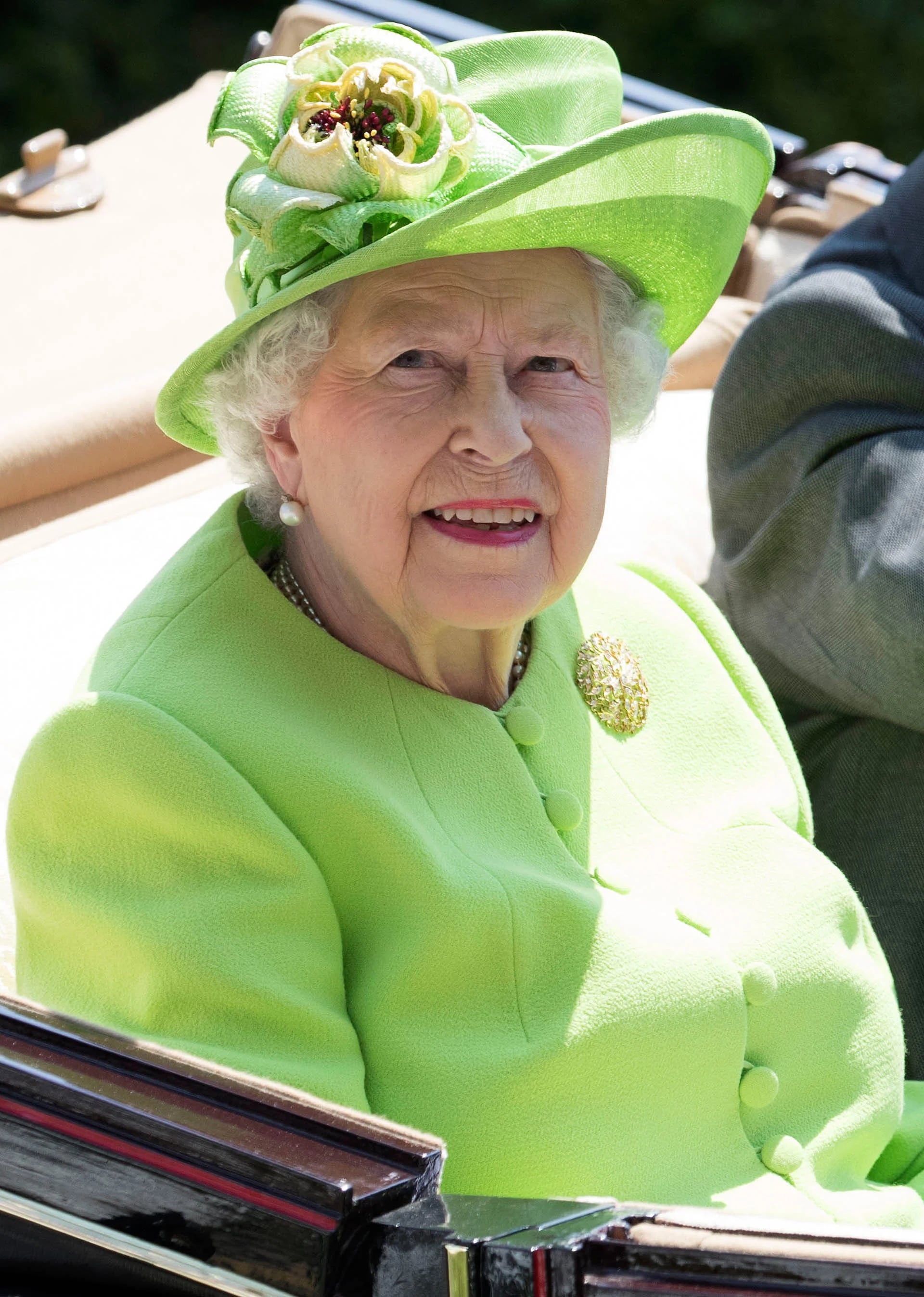 Es uno de los eventos favoritos de la reina, y para la ocasión se inclinó por el monocrom en tono verde. Eligió un abrigo de cuello a caja con botonadura central y un sencillo sombrero verde