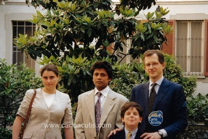 Carlo junto a sus padres y a un empleado doméstico, que se convirtió al catolicismo gracias a él 