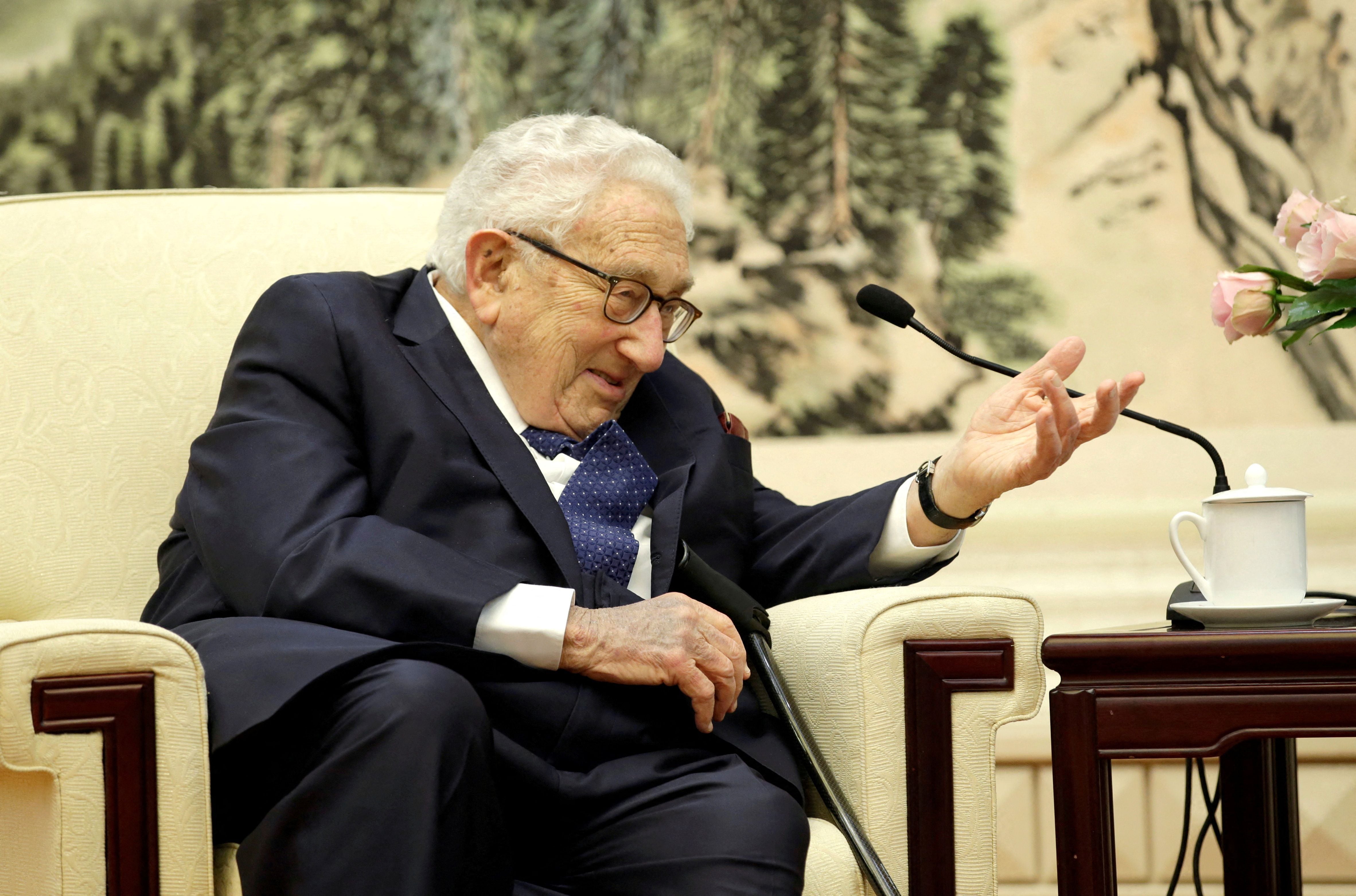 El exsecretario de Estado estadounidense Henry Kissinger habla durante una reunión con el ministro de Asuntos Exteriores chino, Wang Yi, en el Gran Salón del Pueblo en Beijing, China, 22 de noviembre de 2019. REUTERS/Jason Lee/Pool/Archivo