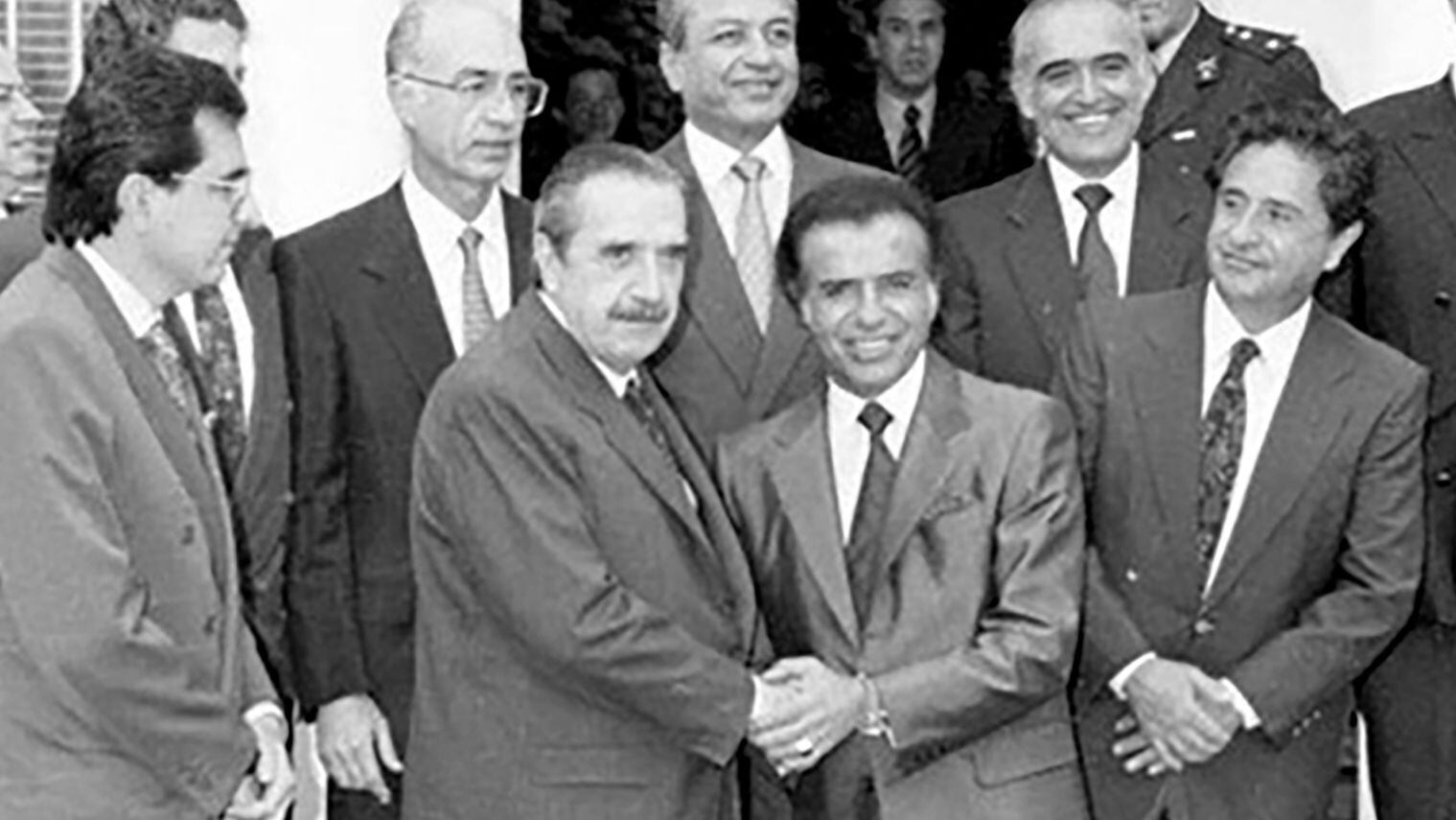 Pacto de Olivos- Raul Alfonsin- Carlos Menem