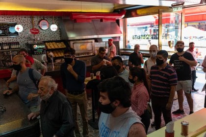 La concurrencia a los lugares públicos es un foco de contagio en plena segunda ola (Foto: Franco Fafasuli)