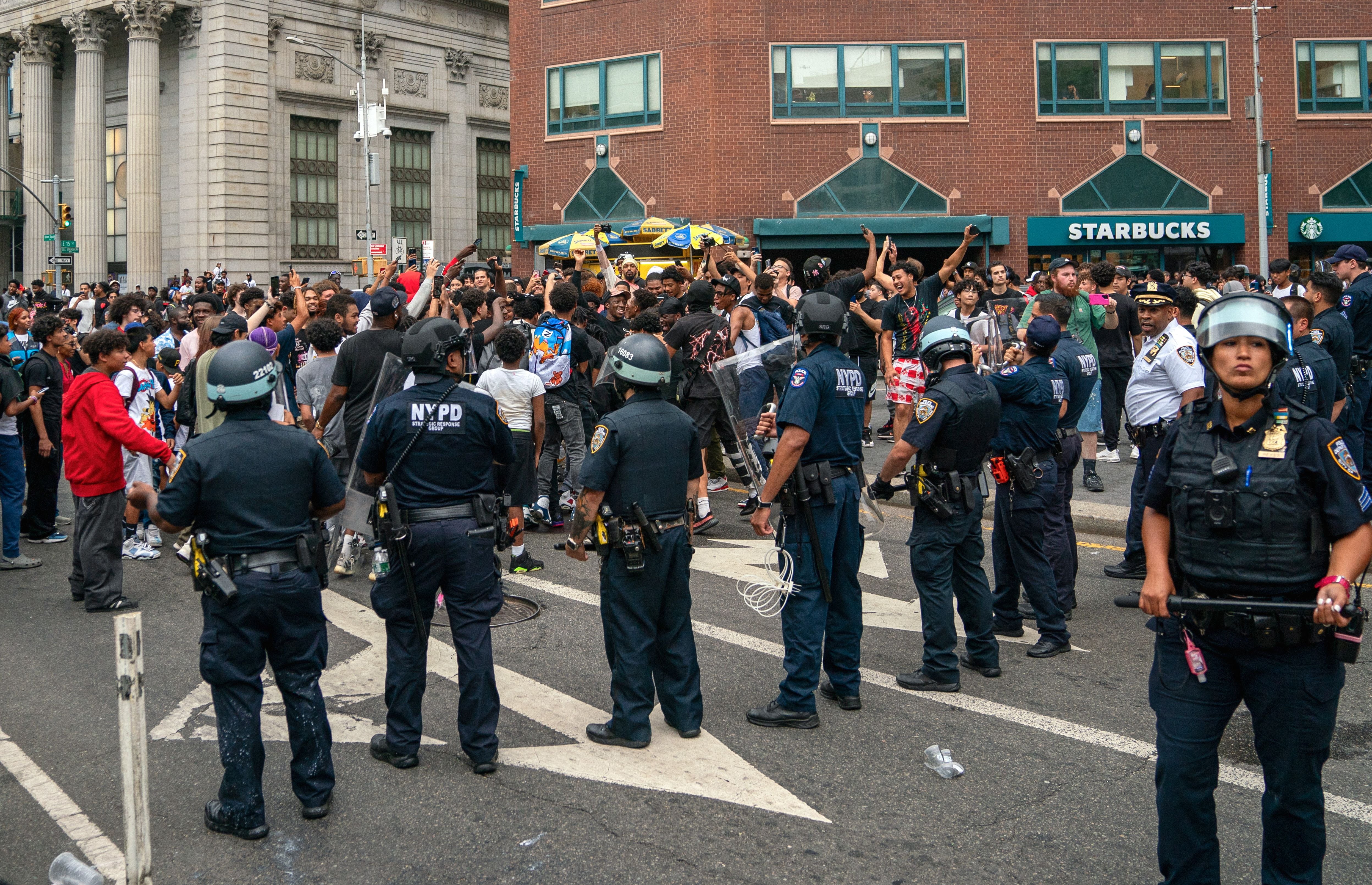 La policía de Nueva York pasa apuros para controlar a una multitud de miles de personas que se congregaron en Union Square (REUTERS/David 'Dee' Delgado)