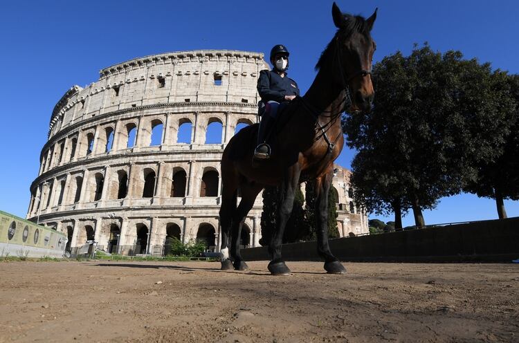 An Italian mounted police officer is seen in front of the Colosseum, as the spread of the coronavirus disease (COVID-19) continues, in Rome, Italy, April 26, 2020. REUTERS/Alberto Lingria