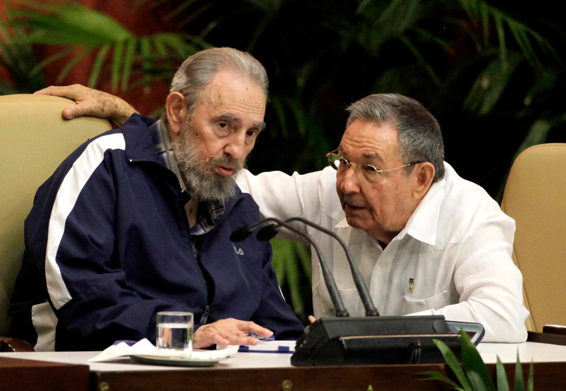 Fidel y Raúl Castro en abril de 2011 (AP)