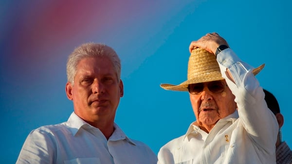 Díaz-Canel junto a Raúl Castro (AP)