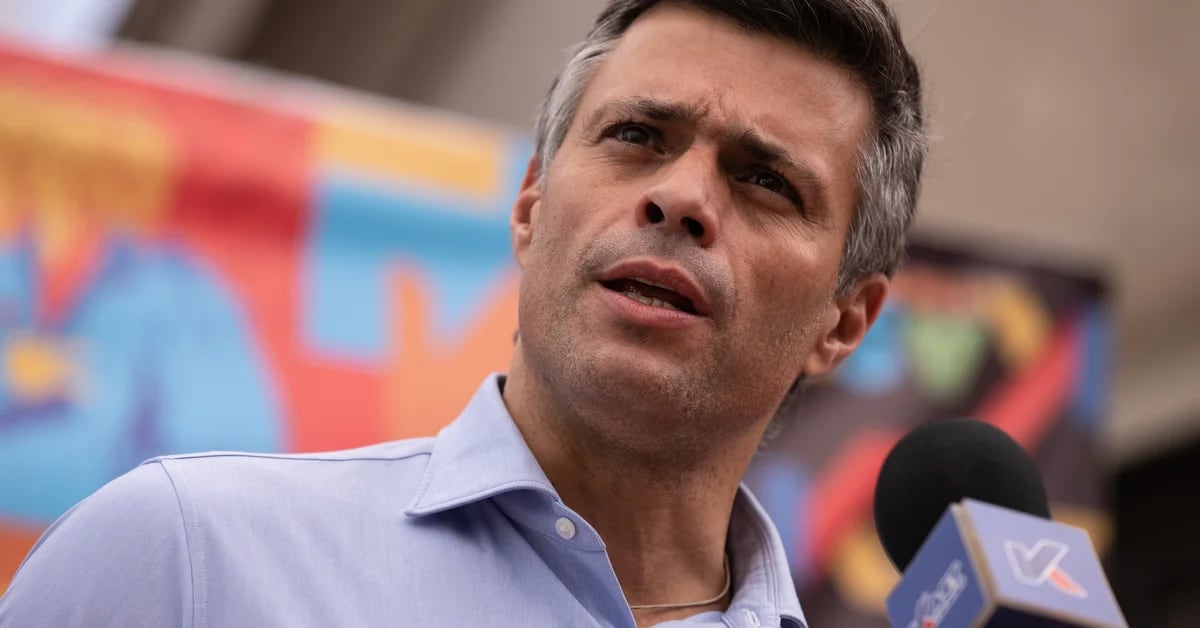 Leopoldo López denounced Sepin officers who broke into his home in Caracas, stole items and kidnapped a guard.