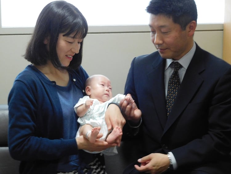 Así se ve el pequeño Ryusuke Sekiya, quien tiene ahora seis meses, junto a sus padres. (Photo by JIJI PRESS / JIJI PRESS / AFP) /