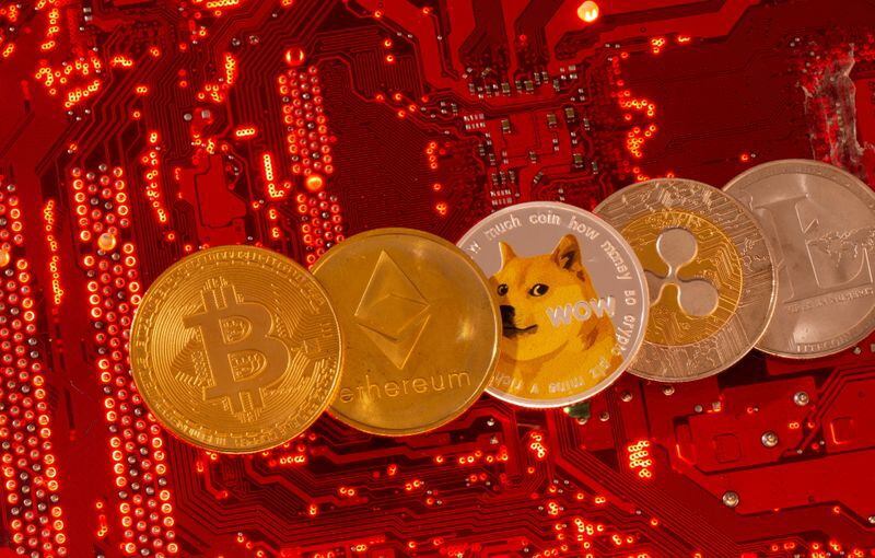 FOTO DE ARCHIVO: Representaciones de criptomonedas Bitcoin, Ethereum, DogeCoin, Ripple, Litecoin en esta ilustración tomada el 29 de junio del 2021. REUTERS/Dado Ruvic/Ilustración
