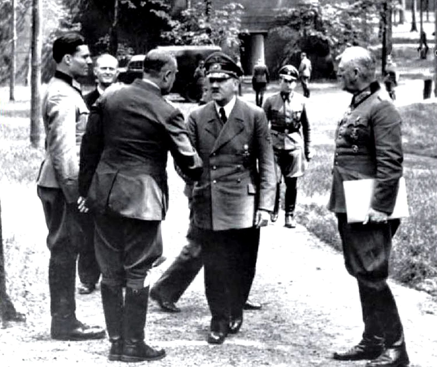Cinco días antes de sufrir el atentado, Hitler recibió a varios oficiales en Rastenburg. Parado en posición de firme a la izquierda está Stauffenberg, quien colocaría la bomba