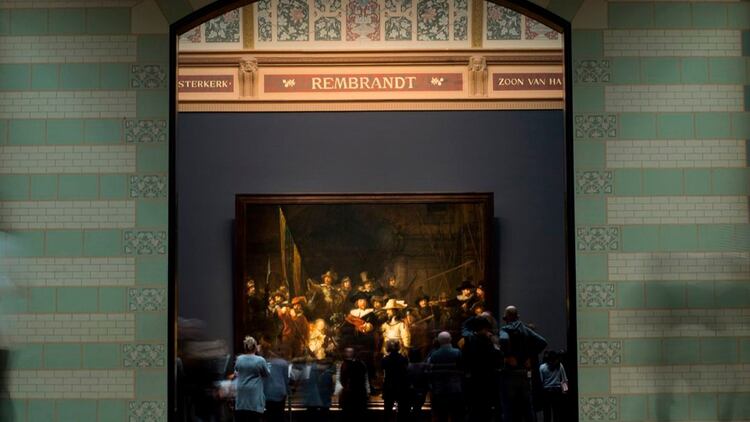 “La ronda nocturna” (1642) de Rembrandt es una de las mayores atracciones del Rijksmuseum en Ámsterdam, en Holanda (Foto: AP)